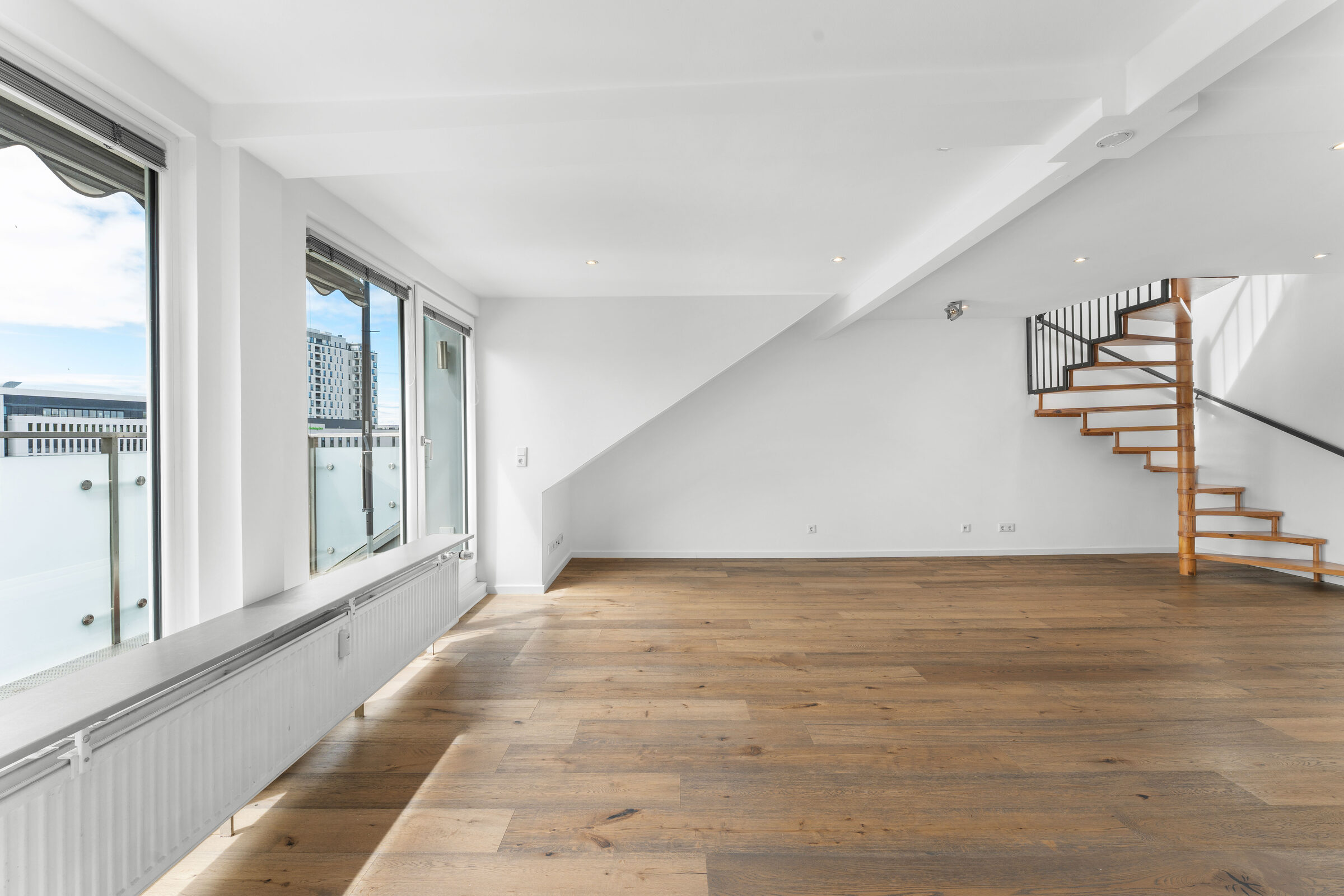 Wohnbereich mit Wendeltreppe – vorher