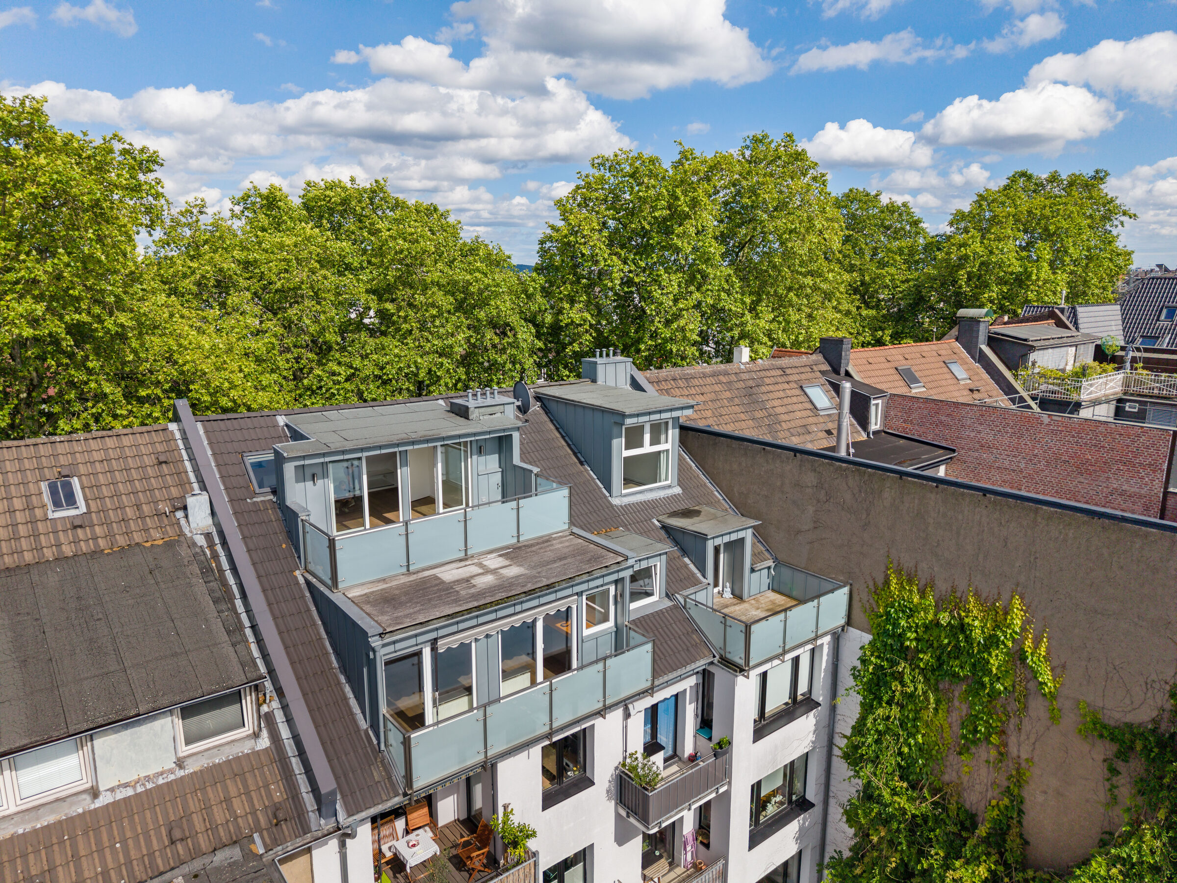 Luftaufnahme über Düsseltal mit Blick Richtung Düsseldorfer Skyline